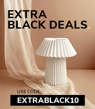 Promobilde for Extra Black Deals med en hvit plissert bordlampe på en beige stoffbakgrunn og rabattkoden ‘EXTRABLACK10