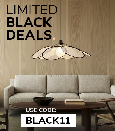 Promobilde for Extra Black Deals med en hvit plissert bordlampe på en beige stoffbakgrunn og rabattkoden ‘EXTRABLACK10