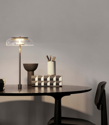 Elegant bordlampe på et moderne skrivebord med stilige boligtilbehør.