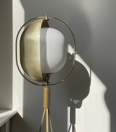 Skulpturell 101 Copenhagen gulvlampe med messingdetaljer og atmosfærisk lysspill.
