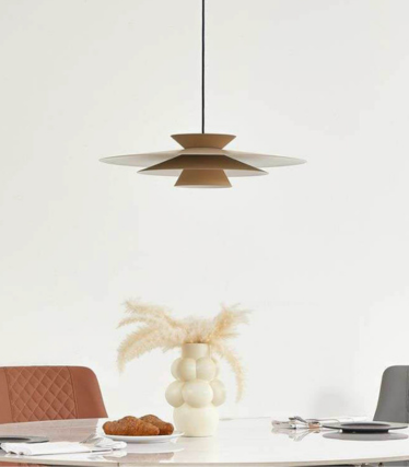 Moderne pendel over spisebord med varme naturtoner og tidløst design.