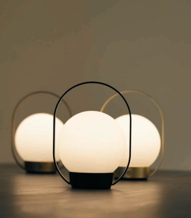 Tre trådløse Antidark Palla-lamper med opalglass og metallhåndtak